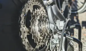 Zbliżenie na kasetę rowerową i łańcuch. Dowiedz się, jak spiąć łańcuch rowerowy, by znów cieszyć się jazdą.