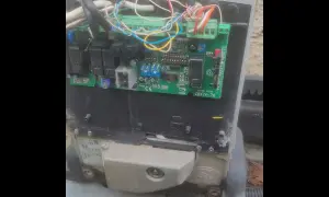 Elektronika bramy sieciowej CAME ZBX74-78. Jak sprawdzić bramę sieci? Widoczne przekaźniki, złącza i przewody.