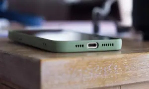 Zielony futerał na telefon z portem ładowania. Czas skonfigurować nowe urządzenie i cieszyć się jego możliwościami.