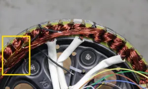 Zabezpieczenie termiczne silnika: miedziane uzwojenia silnika elektrycznego, widoczne w żółtej ramce, są kluczowe dla jego prawidłowego działania i ochrony przed przegrzaniem.