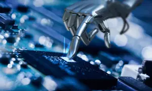 Robotyczna dłoń bada różne rodzaje cip na niebieskiej płycie drukowanej.