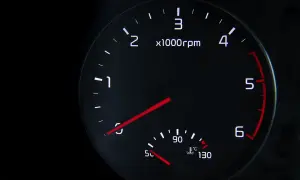Obrotomierz i wskaźnik temperatury silnika pokazują kluczowe parametry silnika. Obrotomierz wskazuje ok. 1500 obr./min, a temperatura silnika ok. 70°C.