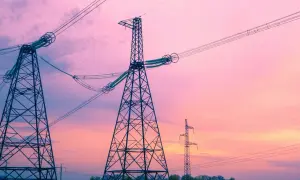 Wieże energetyczne na tle różowego nieba. To jak definicja częstotliwości, która opisuje cykliczność zjawisk.