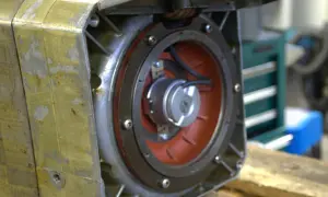 Widok wnętrza silnika z widocznym mechanizmem hamulca silnika elektrycznego.
