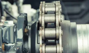 Zbliżenie na mechanizm z łańcuchem i zębatkami, element składowy sprzęgła zębate.