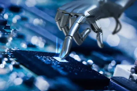 Robotyczna dłoń bada różne rodzaje cip na niebieskiej płycie drukowanej.