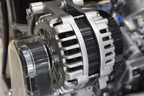 Nowy alternator samochodowy. Gdy łożysko alternatora objawy wskazują na zużycie, może pojawić się hałas.