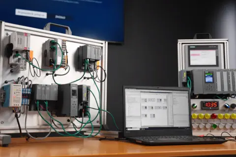 System automatyki przemysłowej z modułami Siemens, okablowaniem Profinet i panelem operatorskim.