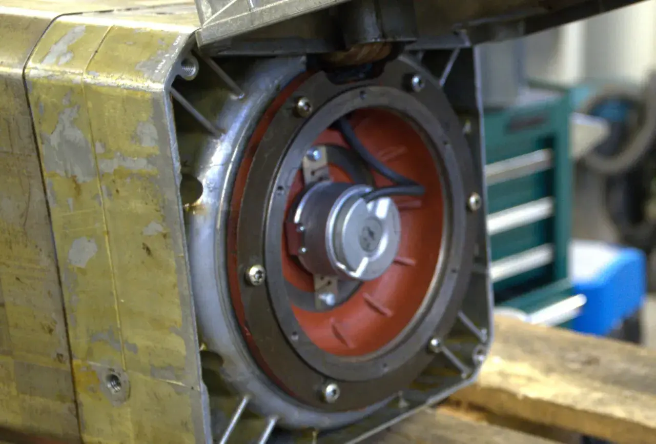 Widok wnętrza silnika z widocznym mechanizmem hamulca silnika elektrycznego.