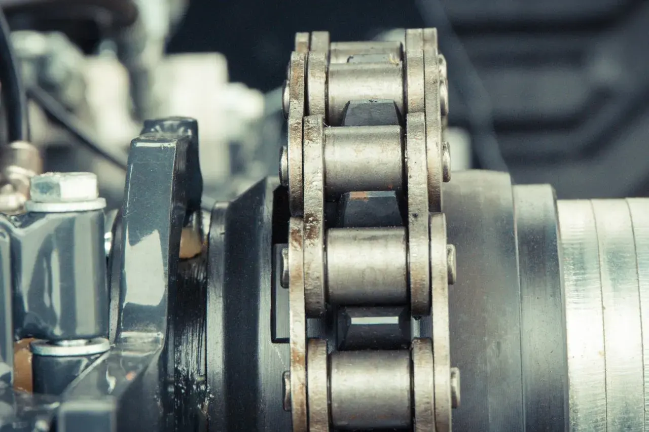 Zbliżenie na mechanizm z łańcuchem i zębatkami, element składowy sprzęgła zębate.