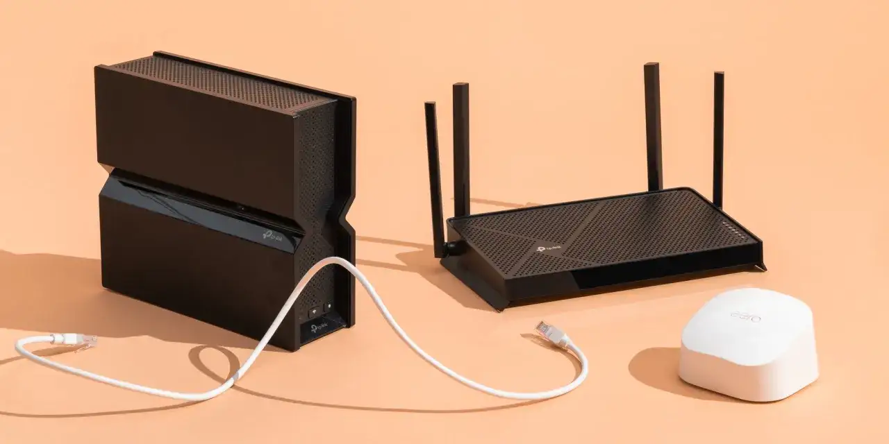 Trzy urządzenia sieciowe: czarny router TP-Link z antenami, czarny modem TP-Link i biały router eero.